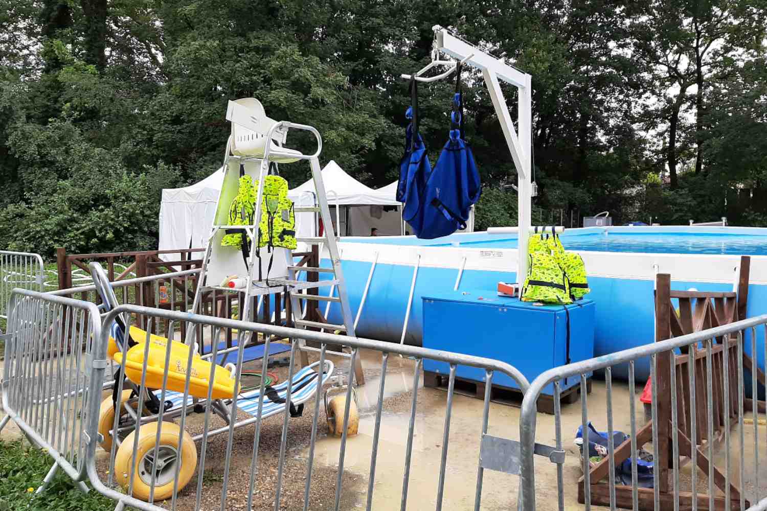 Fauteuil flottant et lève personne permettant l'accès à la piscine pour les personnes handicapées - Activ'été 2021 - Parc Elsa Triolet