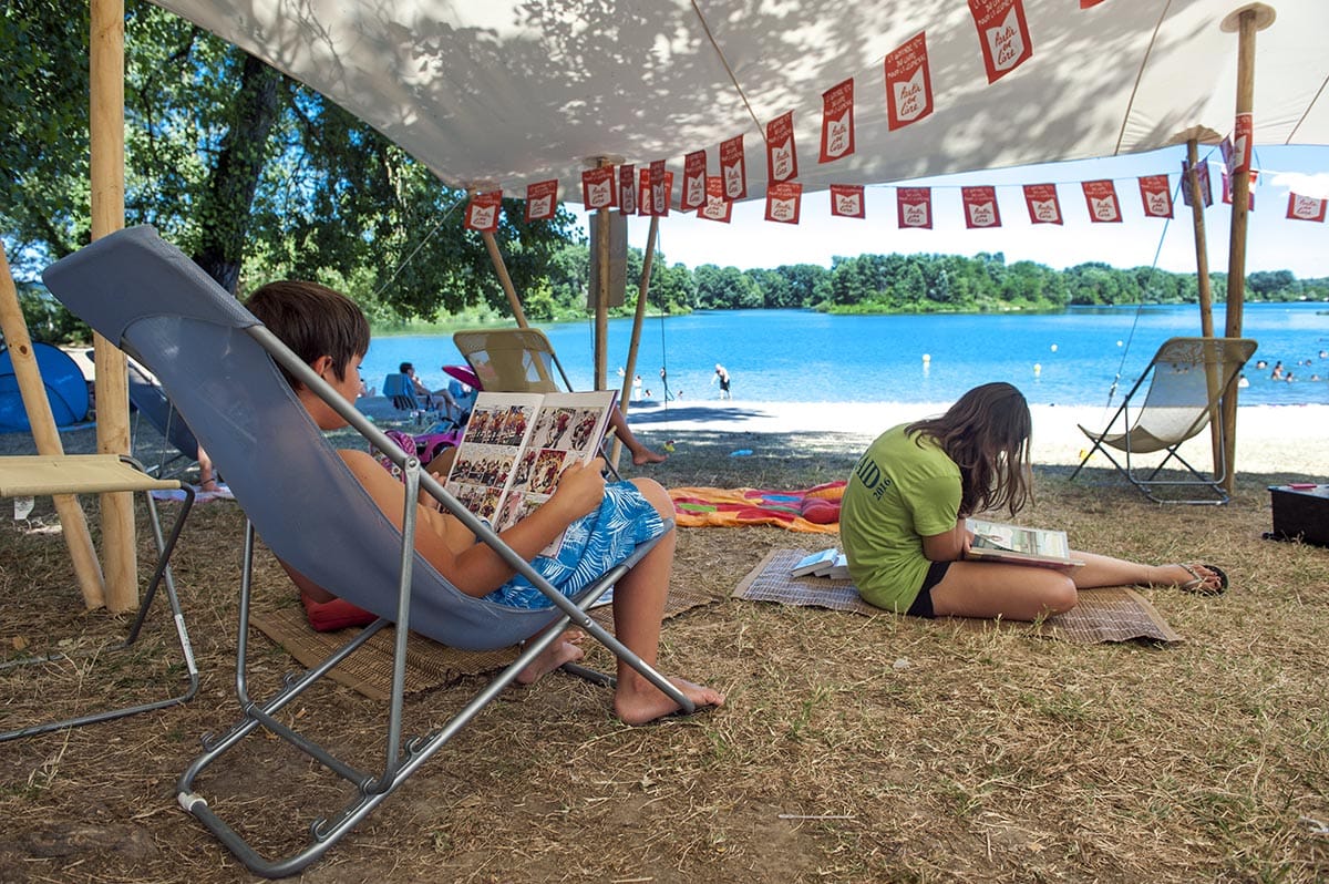 Livres a l\\\'eau - Les bibliotheques sur les plages du parc de Miribel Jonage - juillet 2016 Photo Thierry Chassepoux
