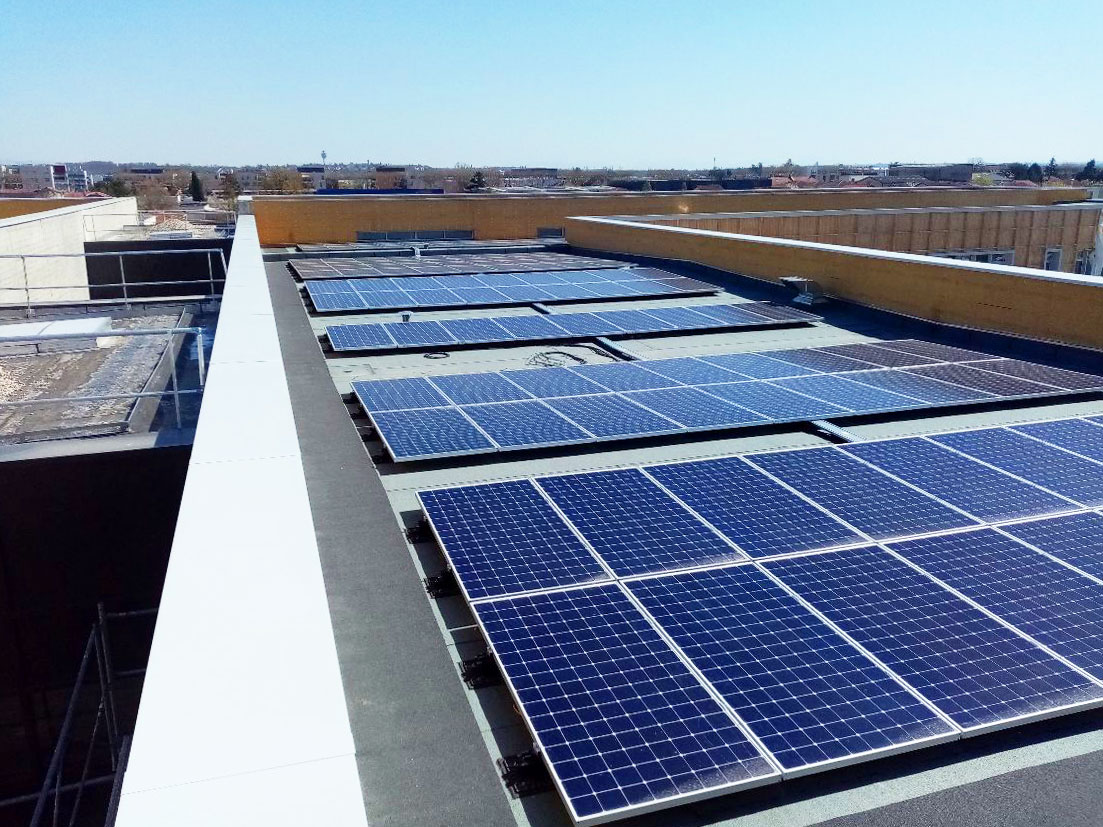 Panneaux solaires sur le toit de l'école Johnson - mars 2021