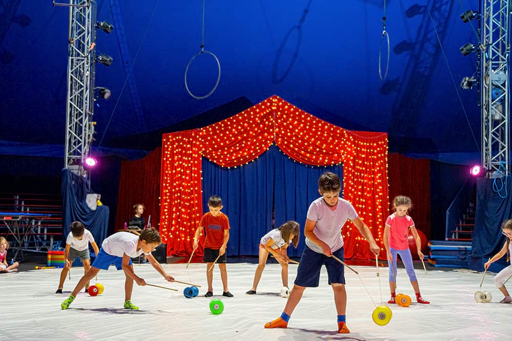 Cours de cirque pour enfants, pratique du diabolo - juillet 2020